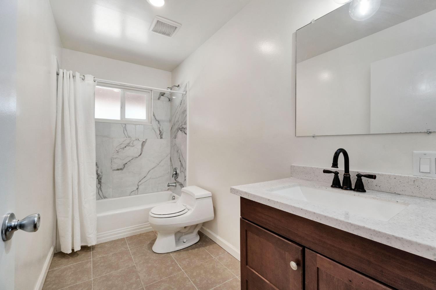 880 I St, Parlier, CA 93648