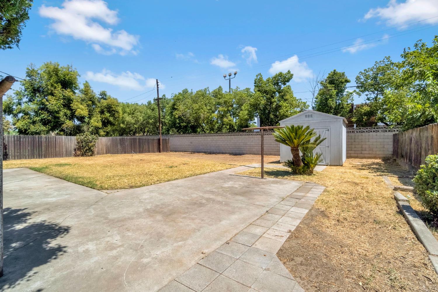880 I St, Parlier, CA 93648