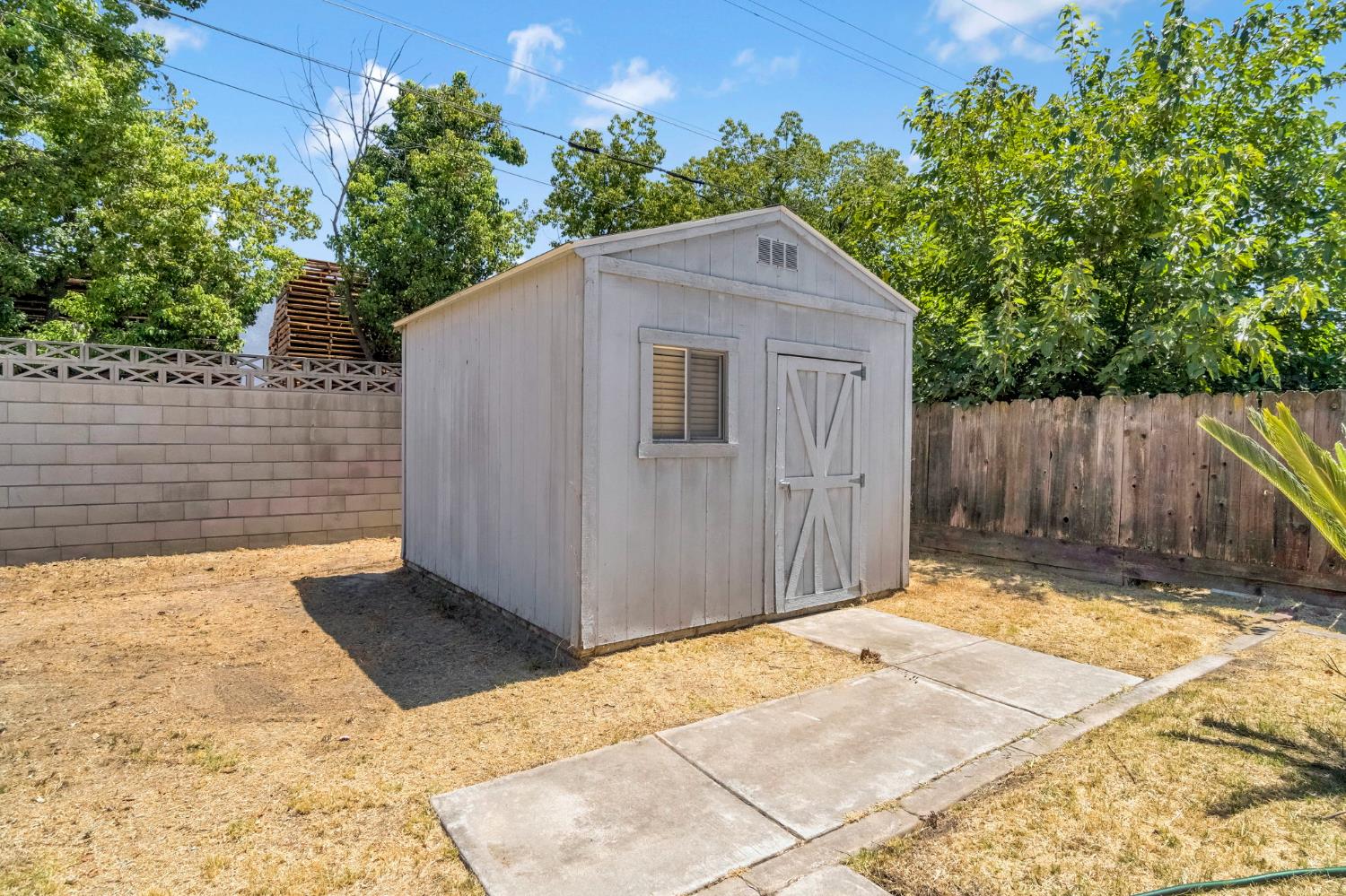 880 I St, Parlier, CA 93648