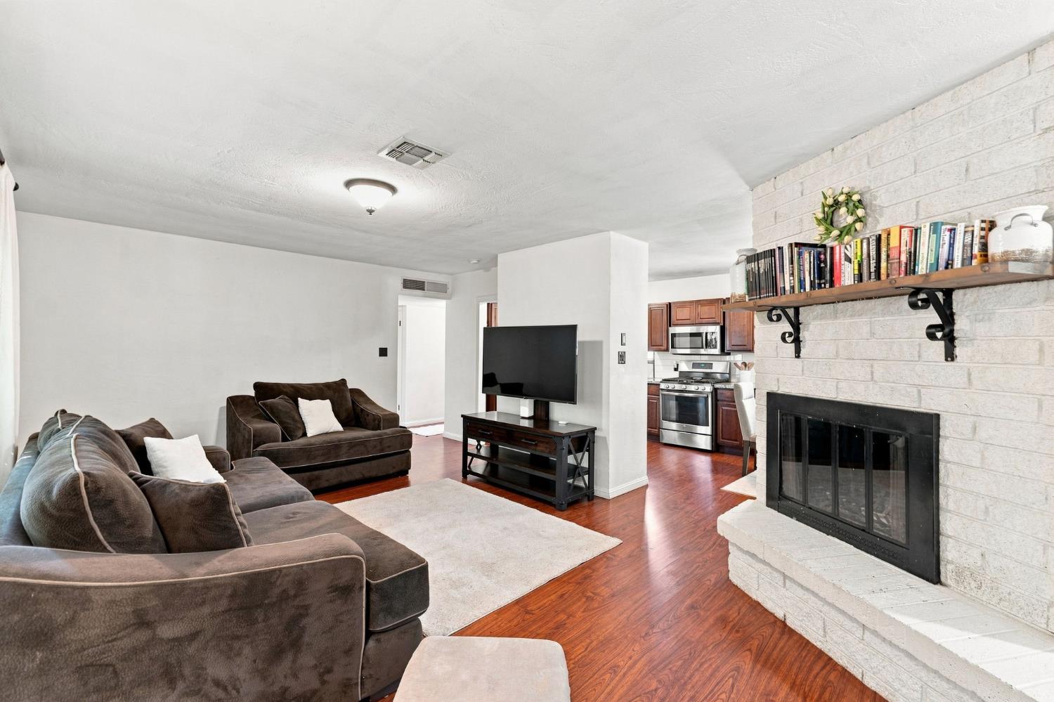 1338 N Mooney Blvd, Visalia, CA 93291