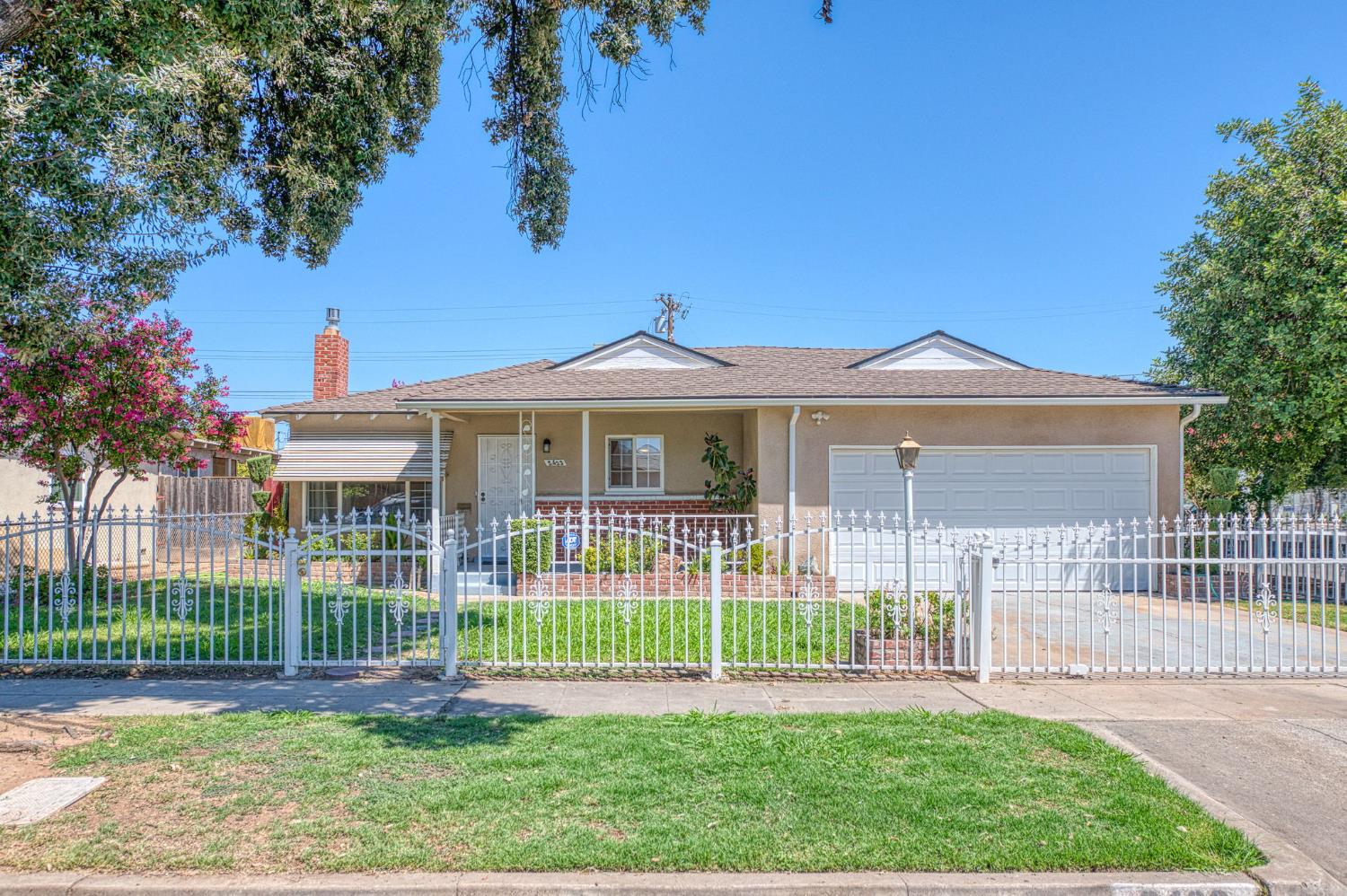 2433 E Rialto Ave, Fresno, CA 93726