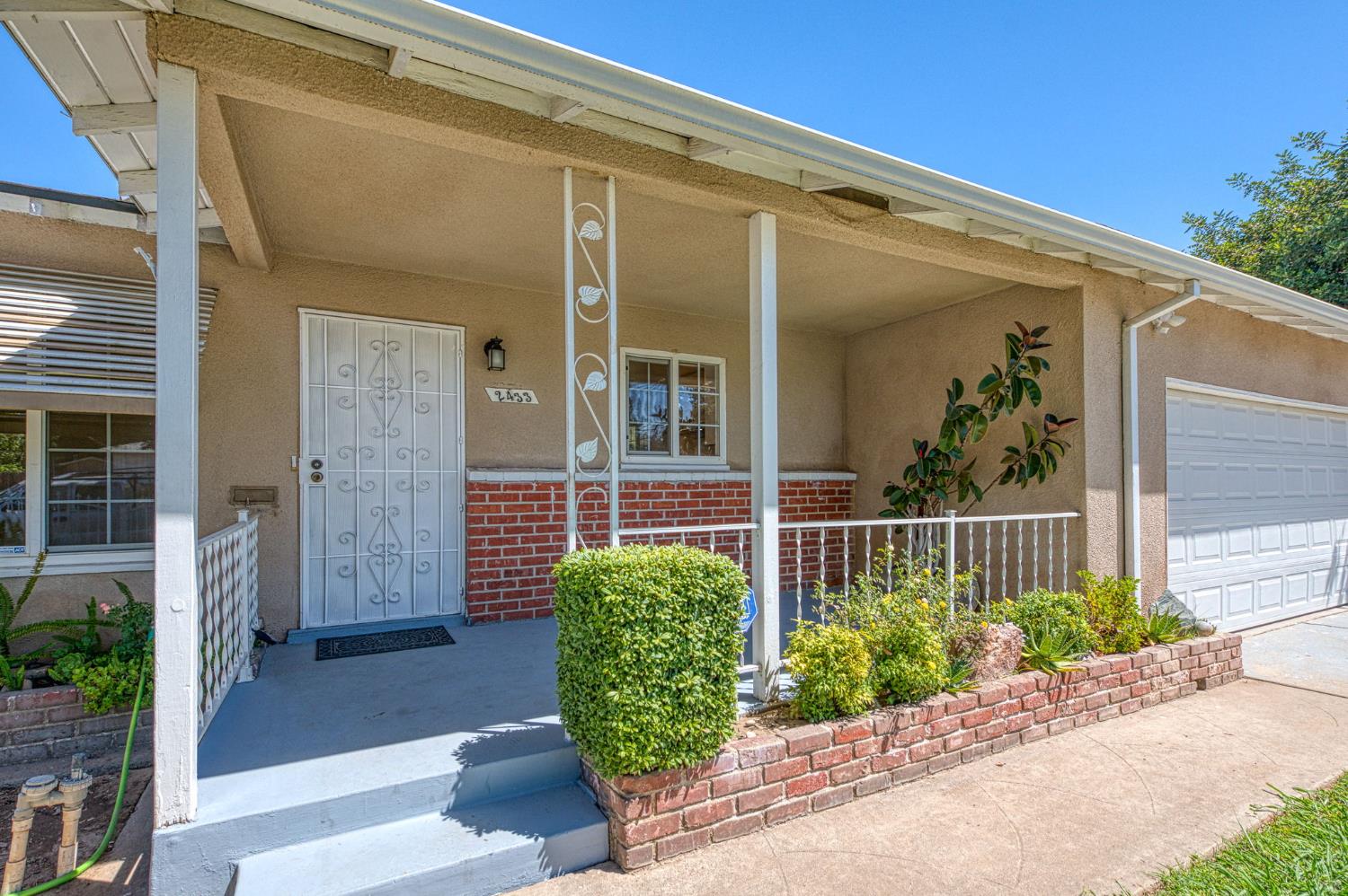 2433 E Rialto Ave, Fresno, CA 93726