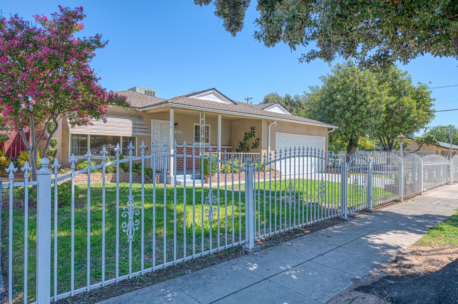 2433 E Rialto Ave, Fresno, CA 93726