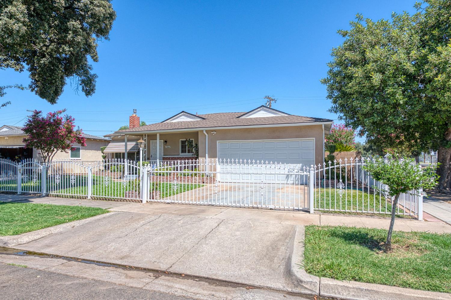 2433 E Rialto Ave, Fresno, CA 93726