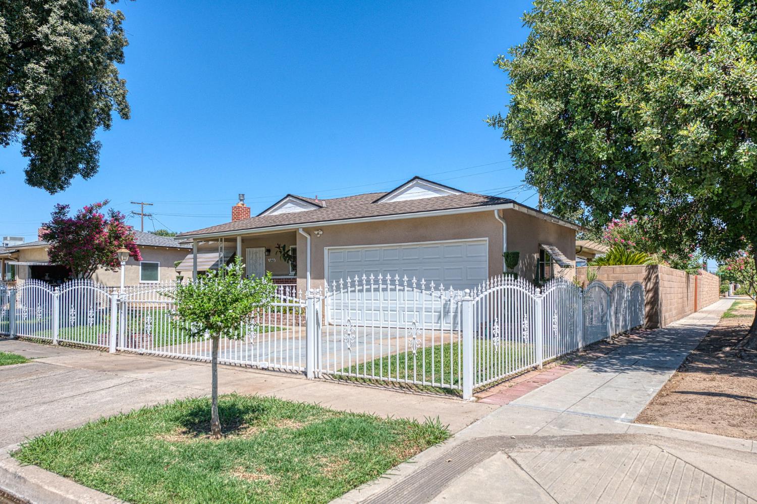 2433 E Rialto Ave, Fresno, CA 93726