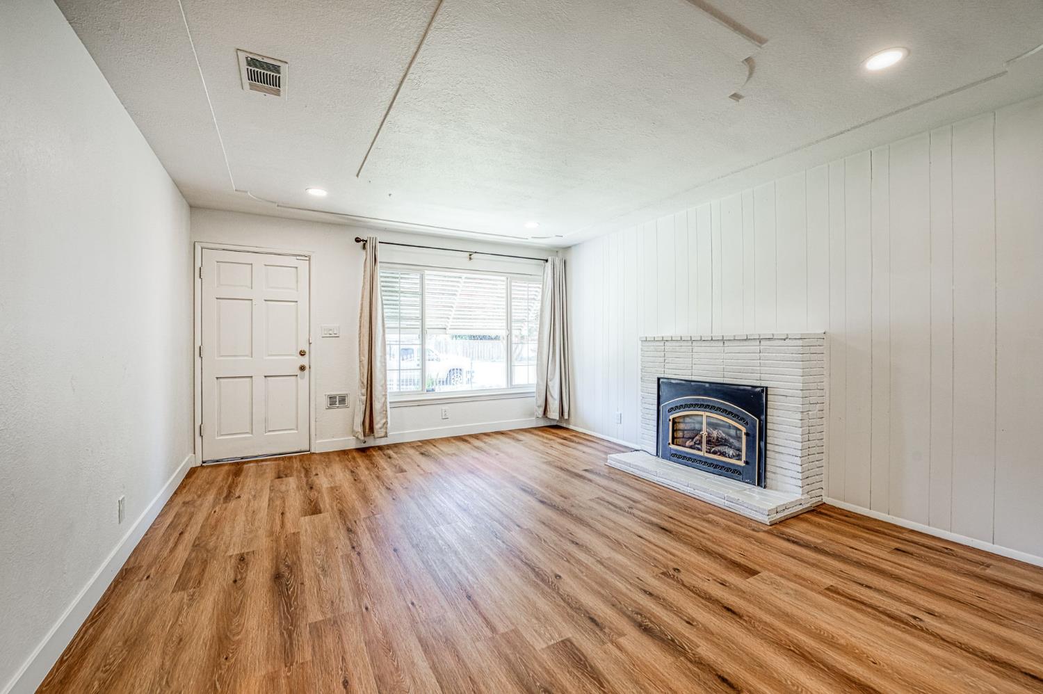 2433 E Rialto Ave, Fresno, CA 93726