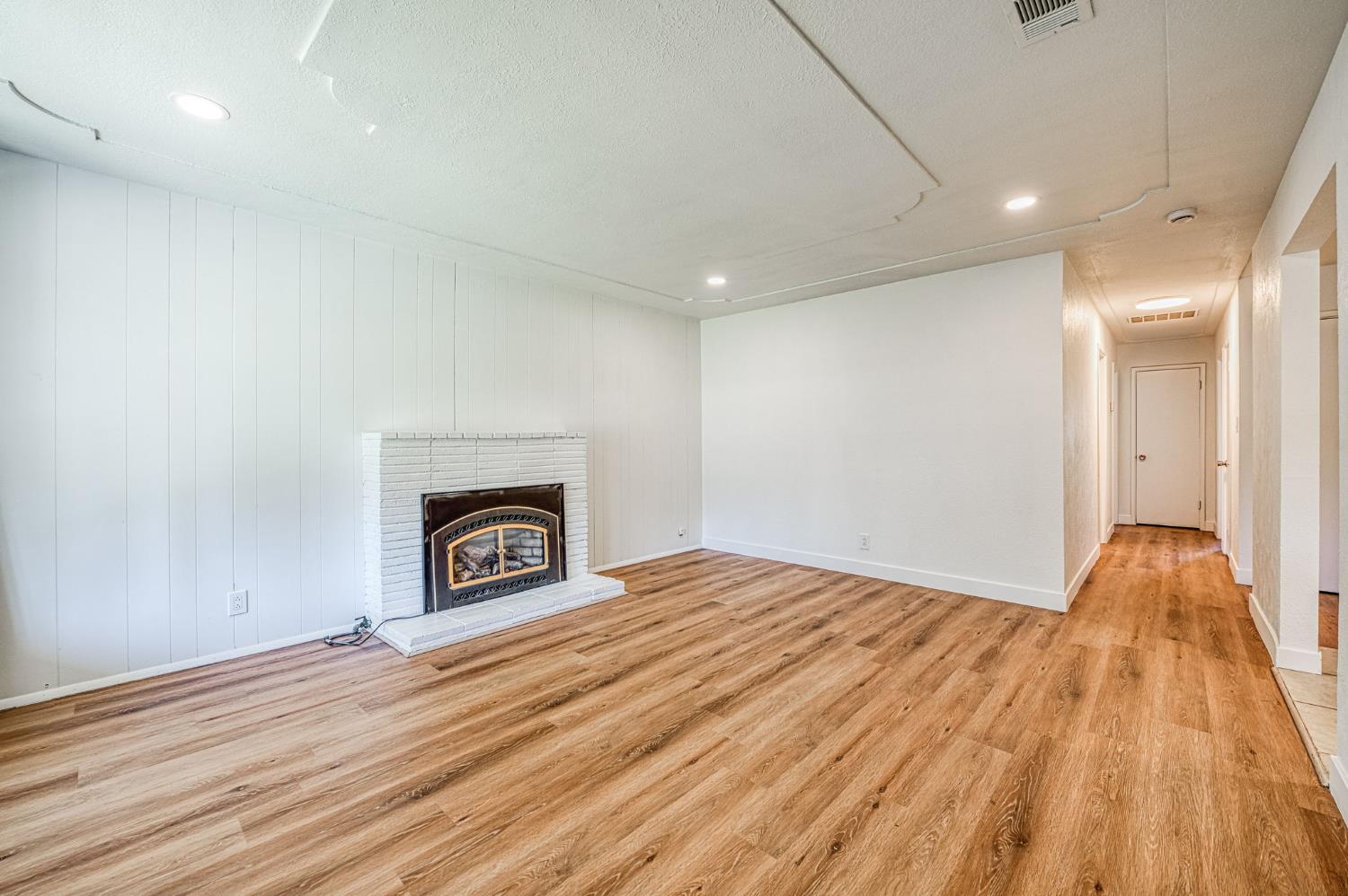 2433 E Rialto Ave, Fresno, CA 93726