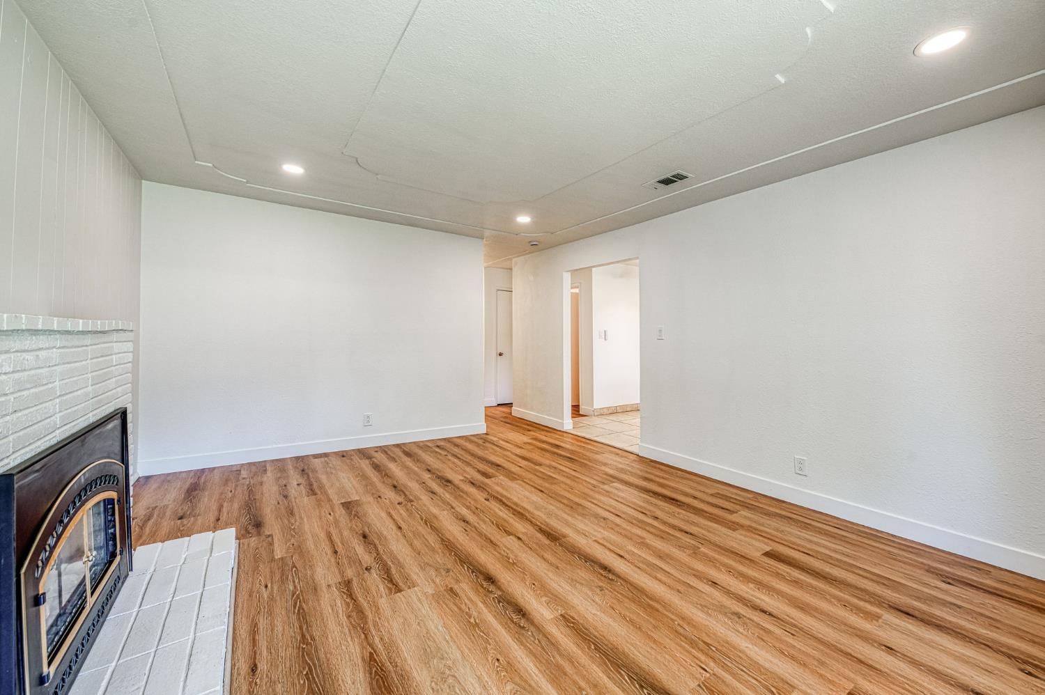 2433 E Rialto Ave, Fresno, CA 93726