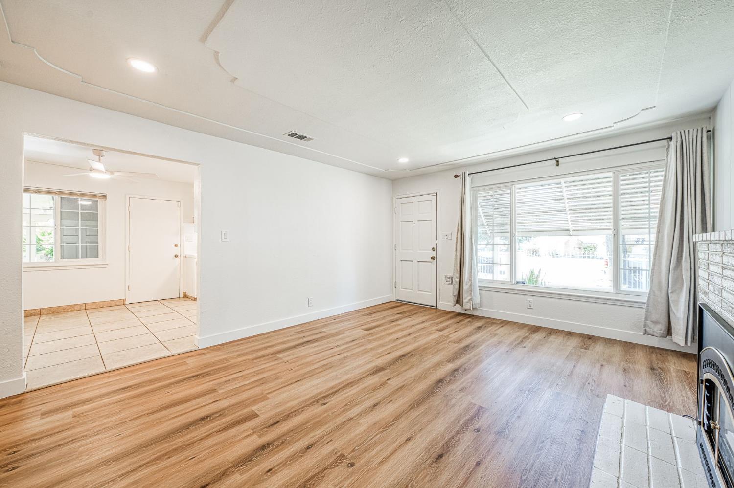 2433 E Rialto Ave, Fresno, CA 93726