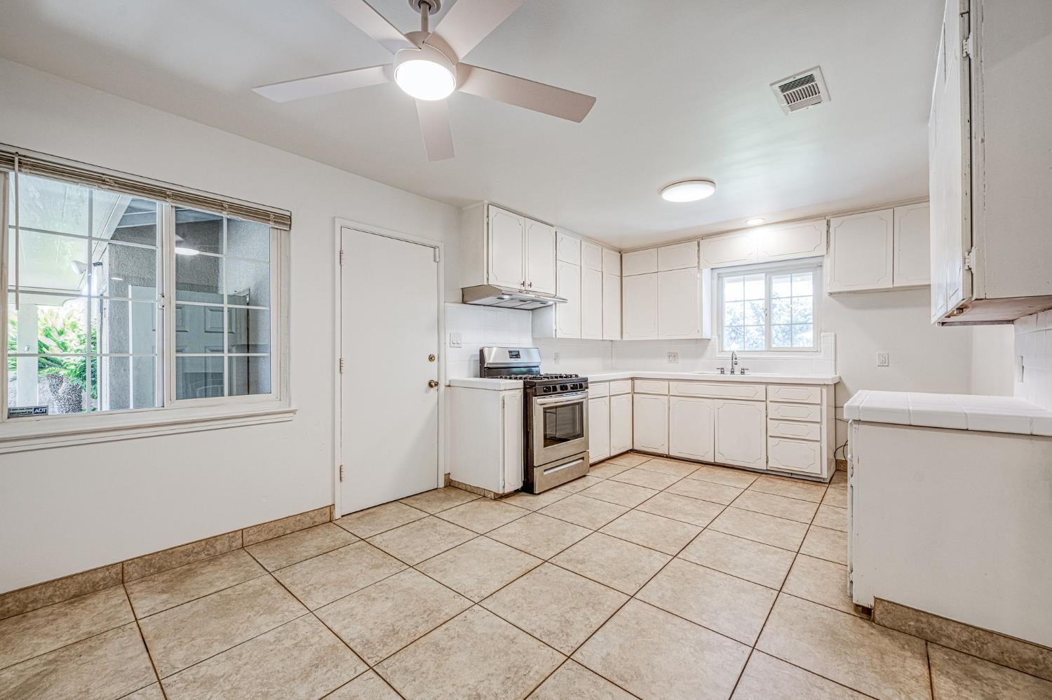 2433 E Rialto Ave, Fresno, CA 93726