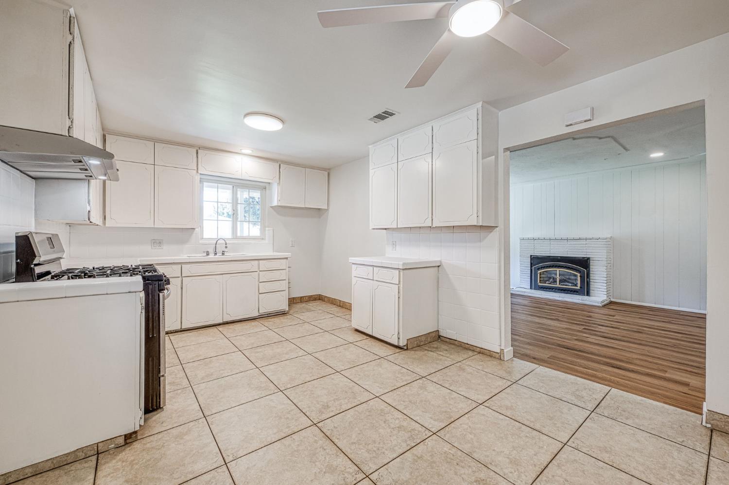 2433 E Rialto Ave, Fresno, CA 93726