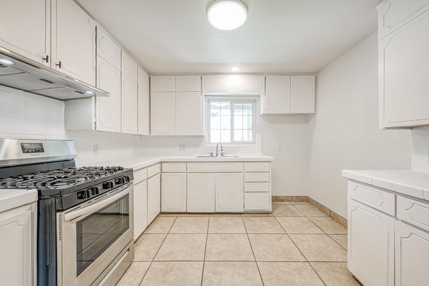 2433 E Rialto Ave, Fresno, CA 93726