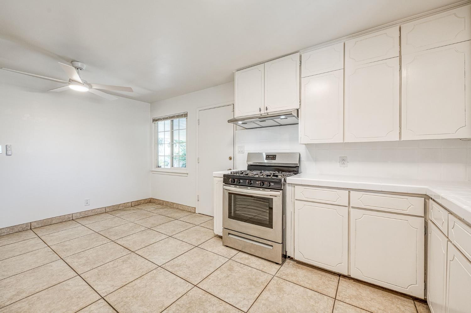 2433 E Rialto Ave, Fresno, CA 93726