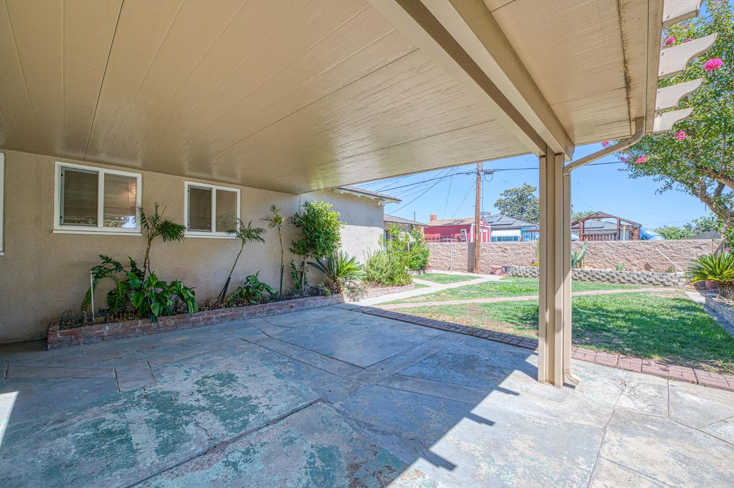 2433 E Rialto Ave, Fresno, CA 93726