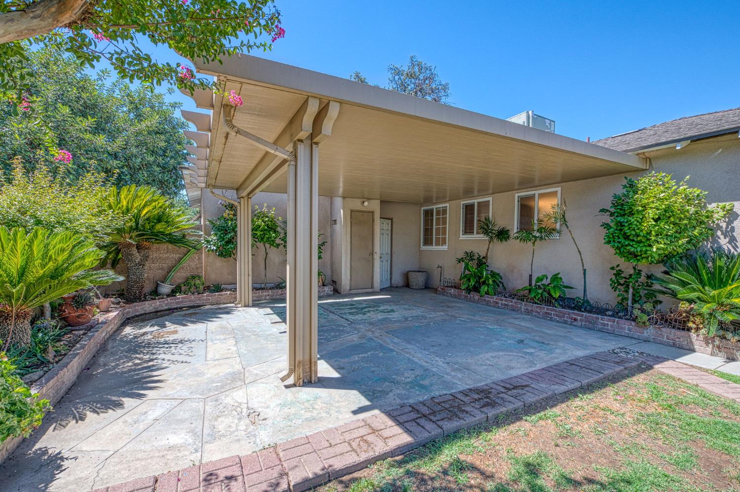 2433 E Rialto Ave, Fresno, CA 93726