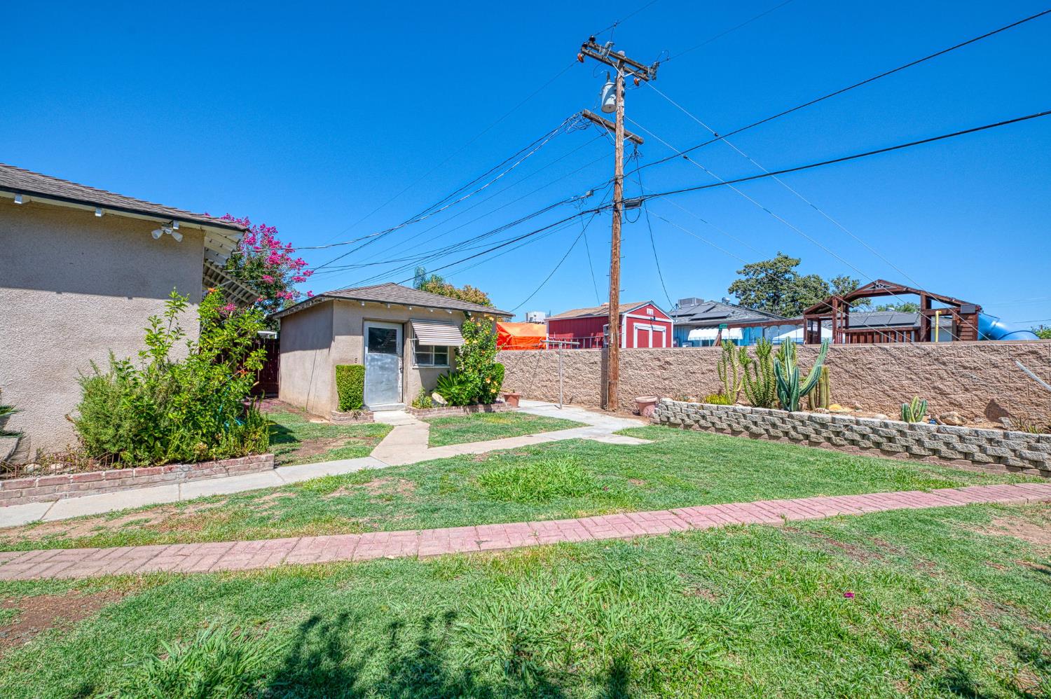 2433 E Rialto Ave, Fresno, CA 93726