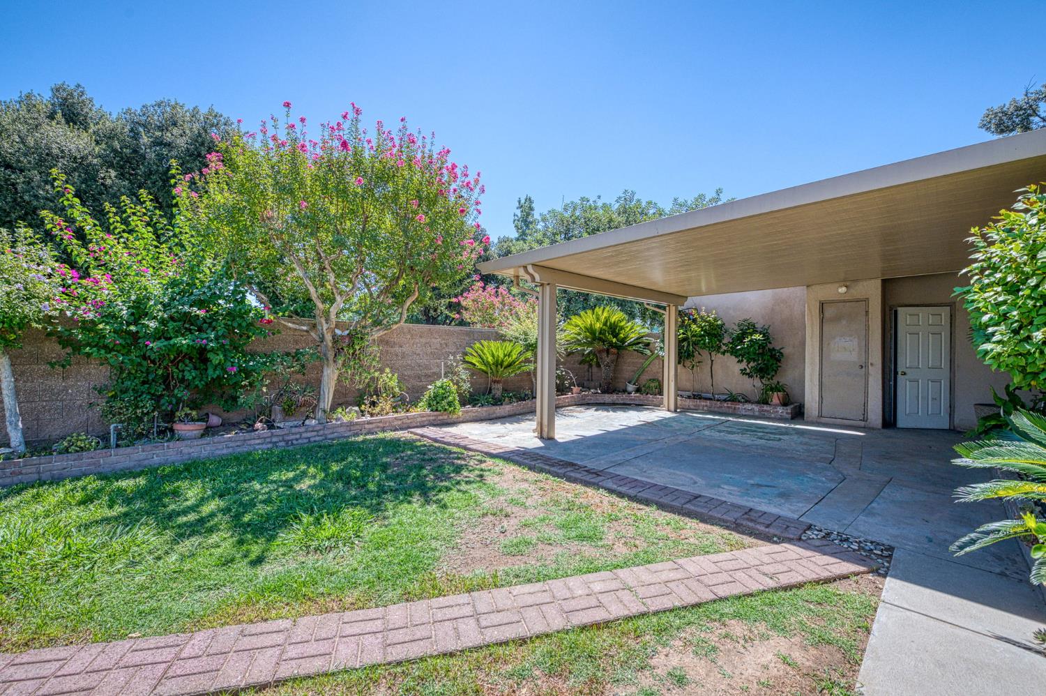 2433 E Rialto Ave, Fresno, CA 93726
