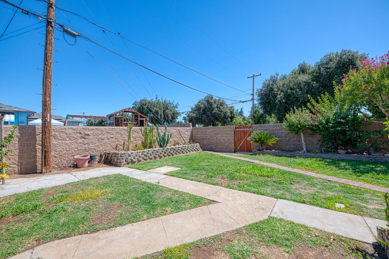 2433 E Rialto Ave, Fresno, CA 93726