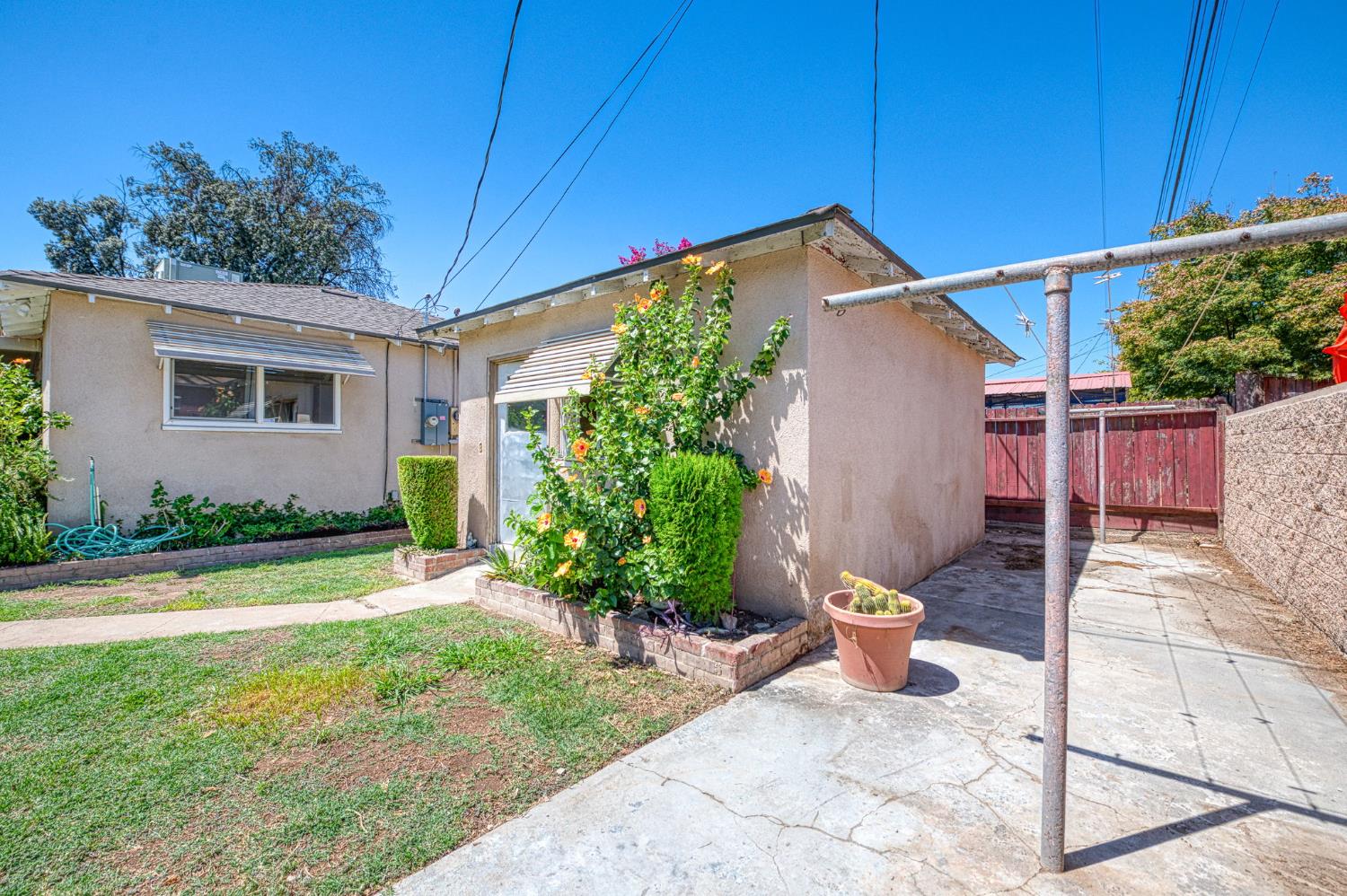 2433 E Rialto Ave, Fresno, CA 93726