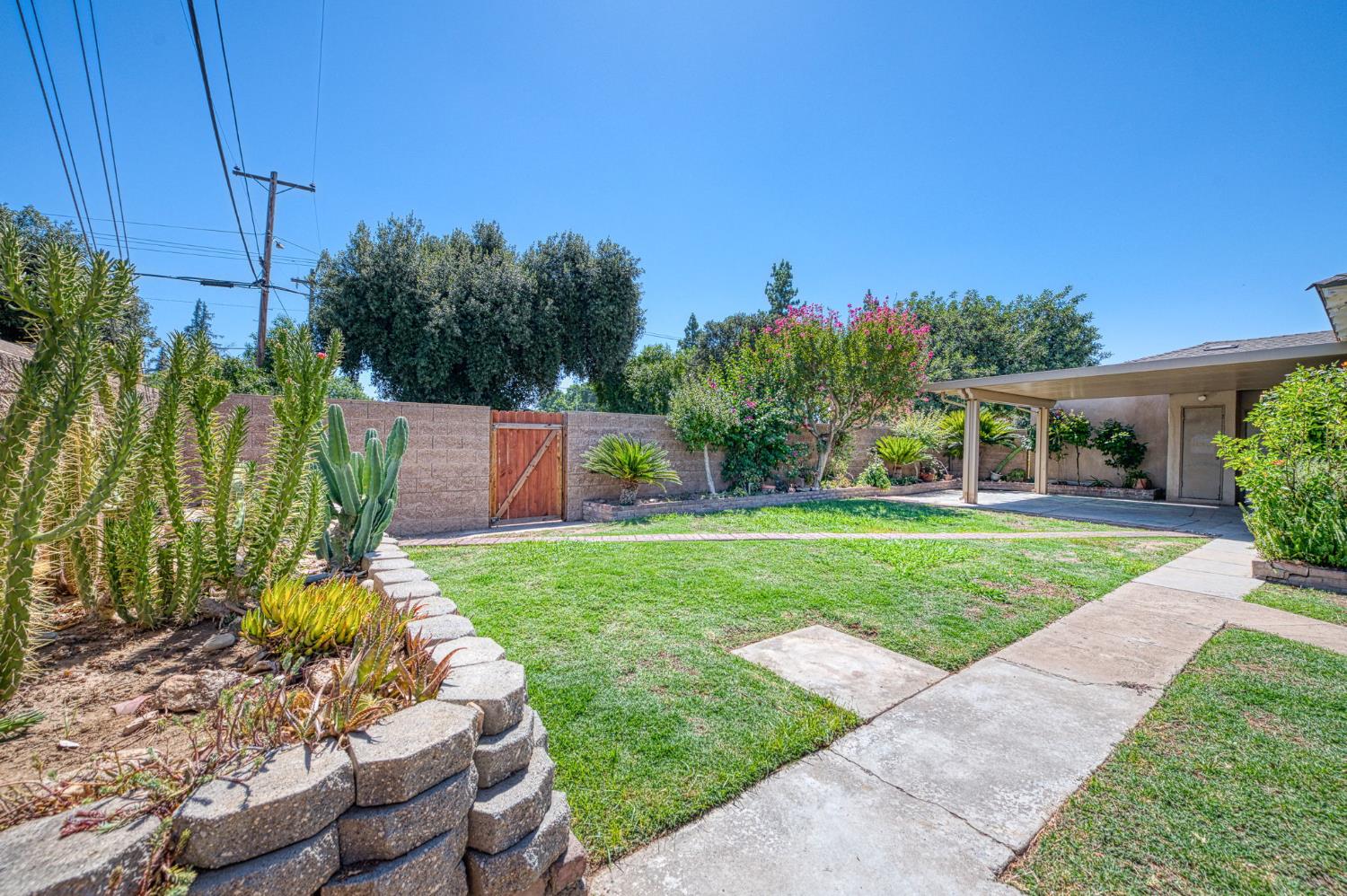 2433 E Rialto Ave, Fresno, CA 93726