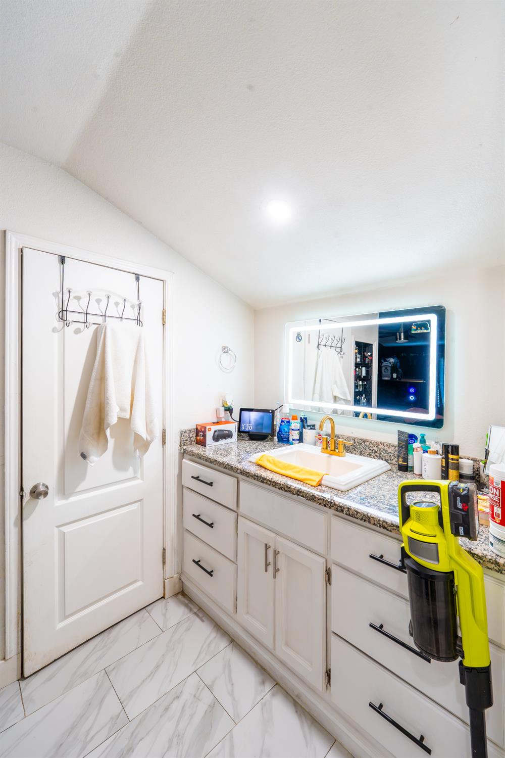 1413 W Fountain Way, Fresno, CA 93705