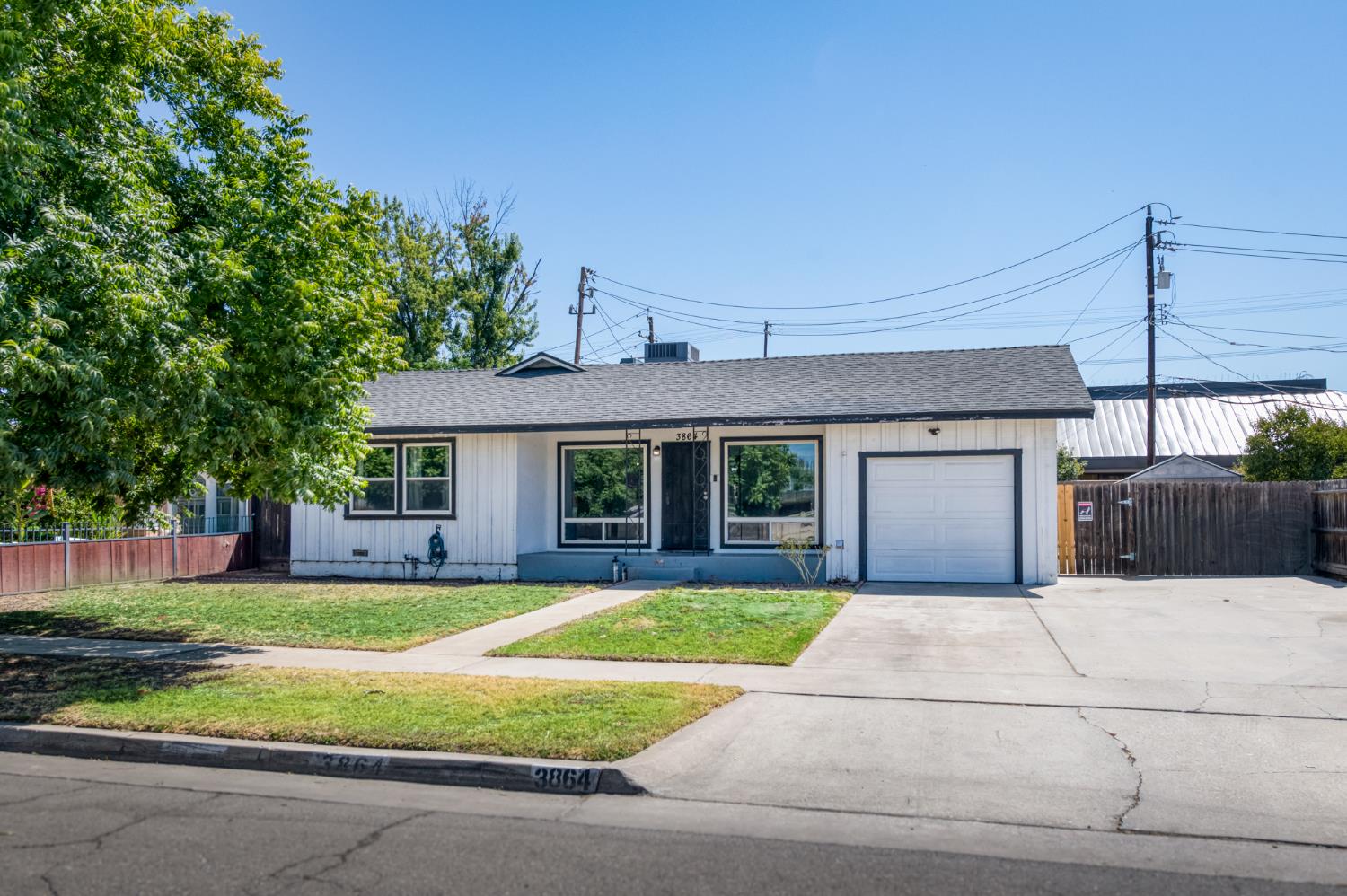 3864 N Manor Ave, Fresno, CA 93705