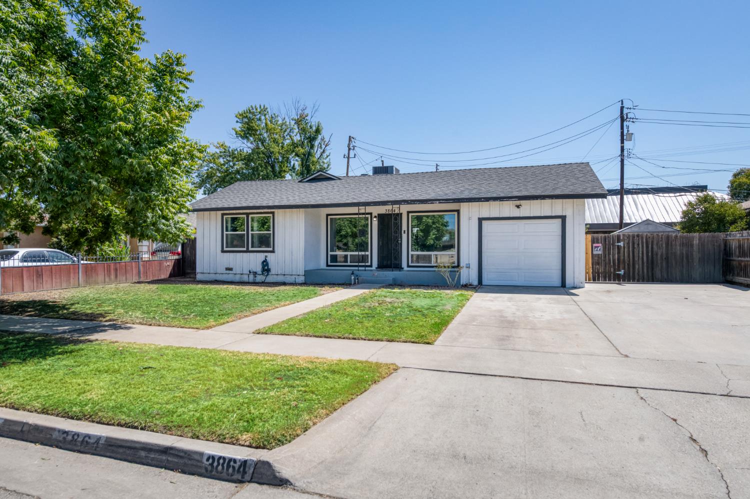 3864 N Manor Ave, Fresno, CA 93705