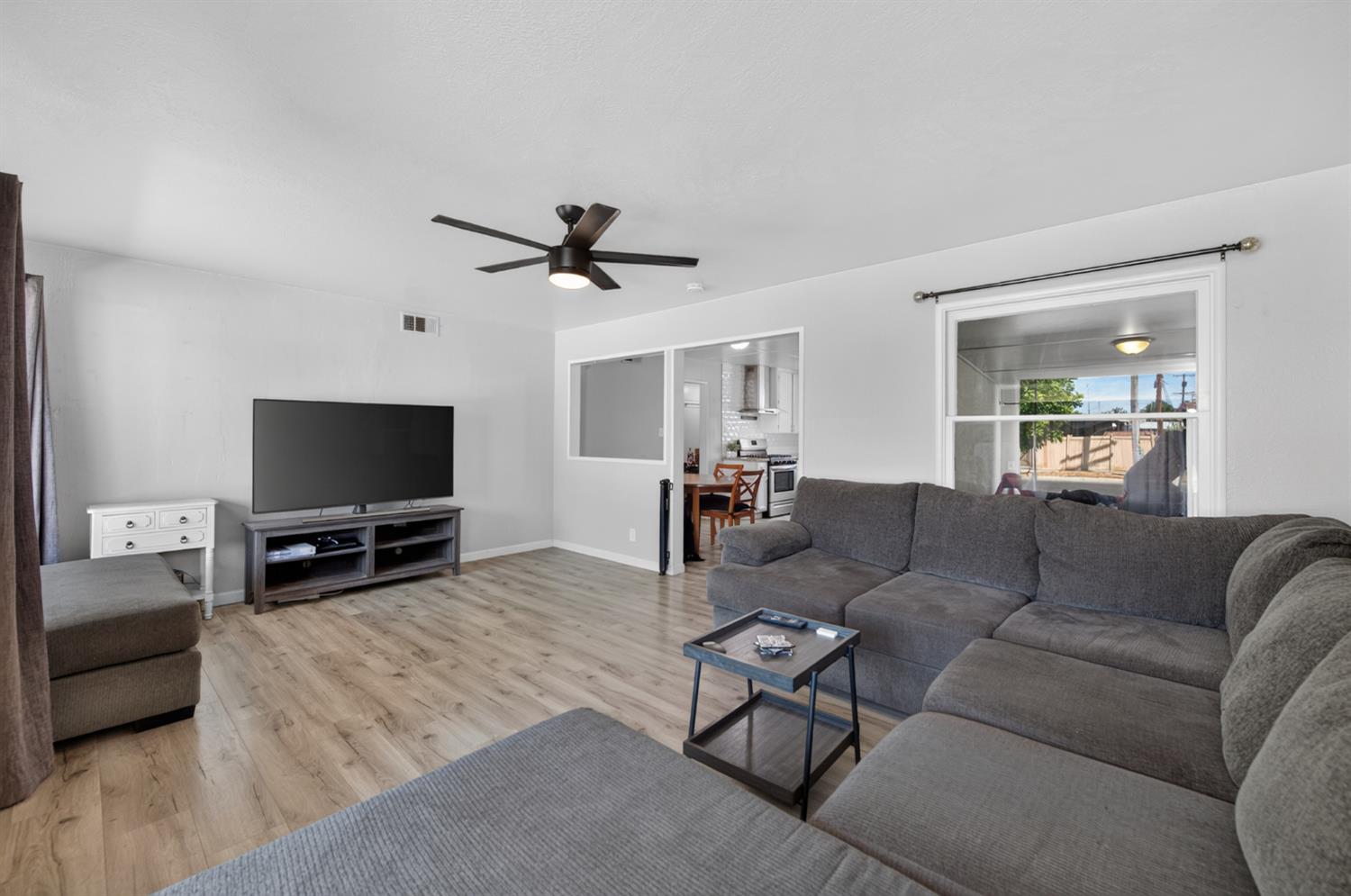 3864 N Manor Ave, Fresno, CA 93705