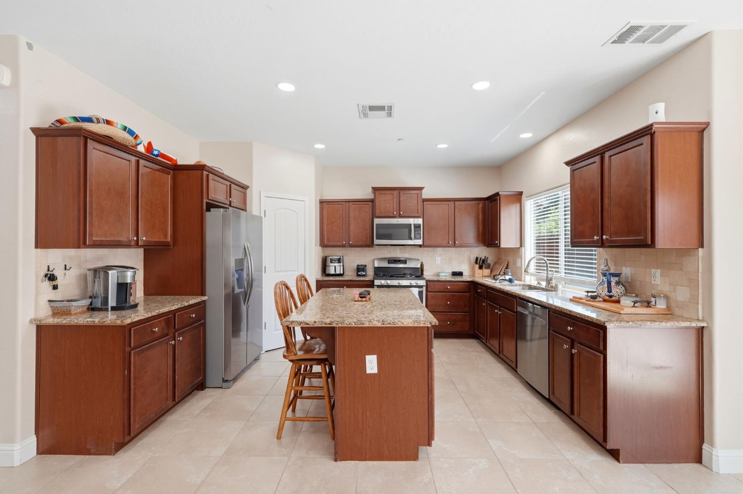 6184 E Pontiac Way, Fresno, CA 93727