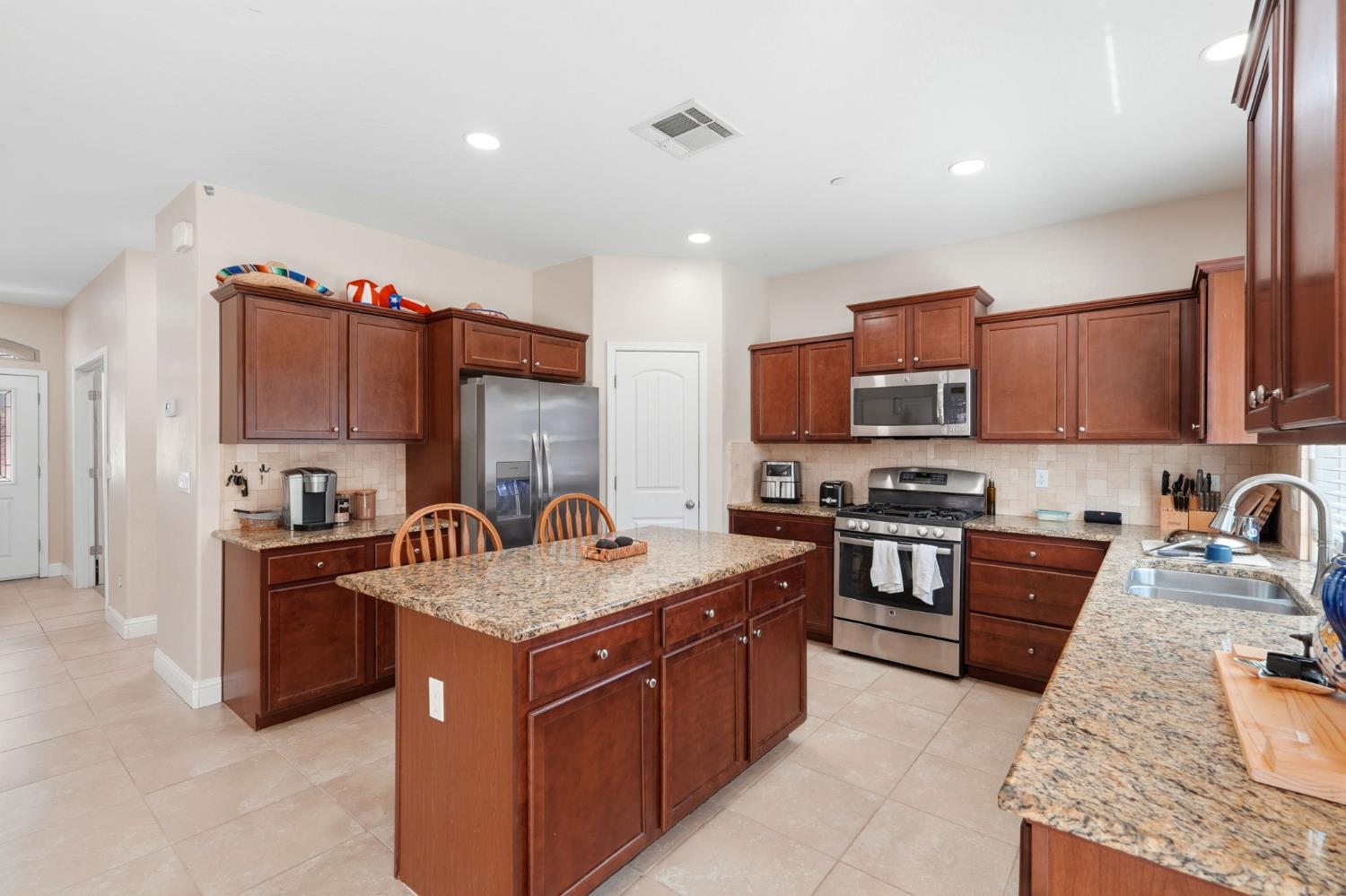 6184 E Pontiac Way, Fresno, CA 93727