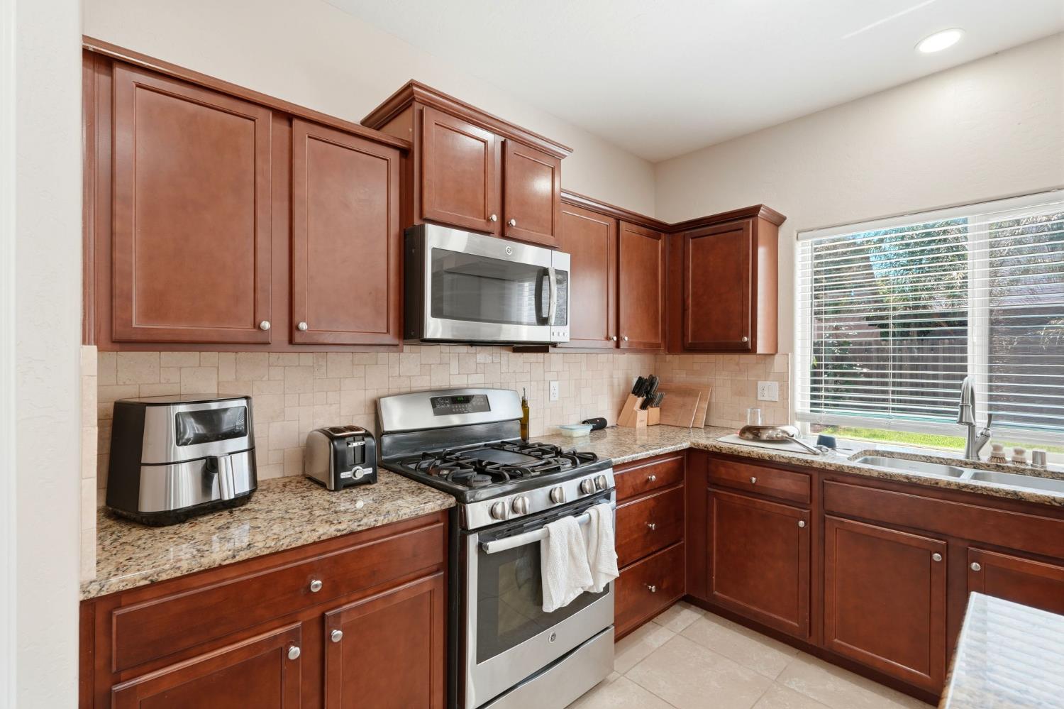 6184 E Pontiac Way, Fresno, CA 93727