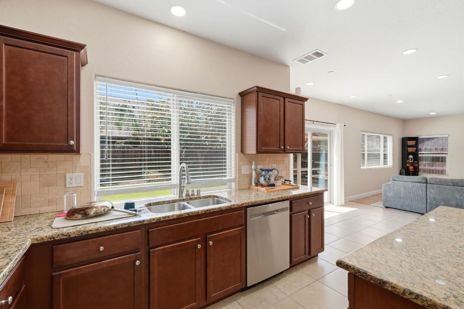 6184 E Pontiac Way, Fresno, CA 93727