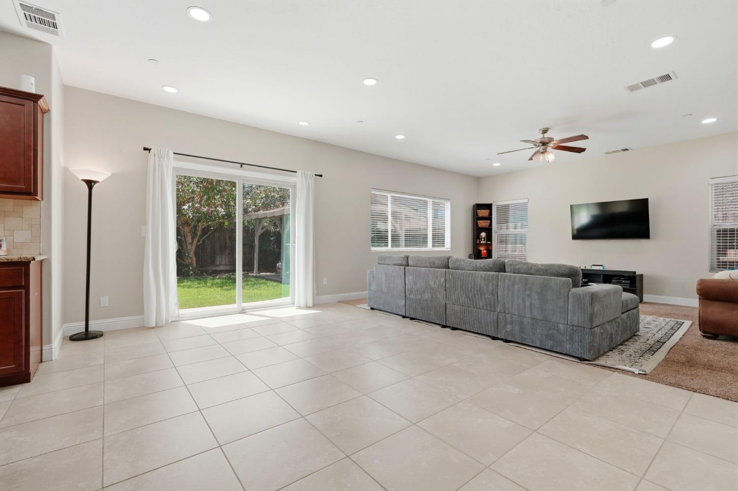 6184 E Pontiac Way, Fresno, CA 93727