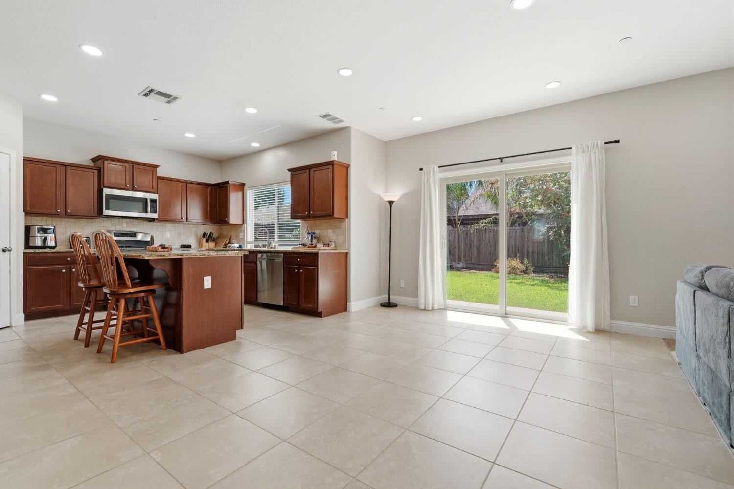 6184 E Pontiac Way, Fresno, CA 93727