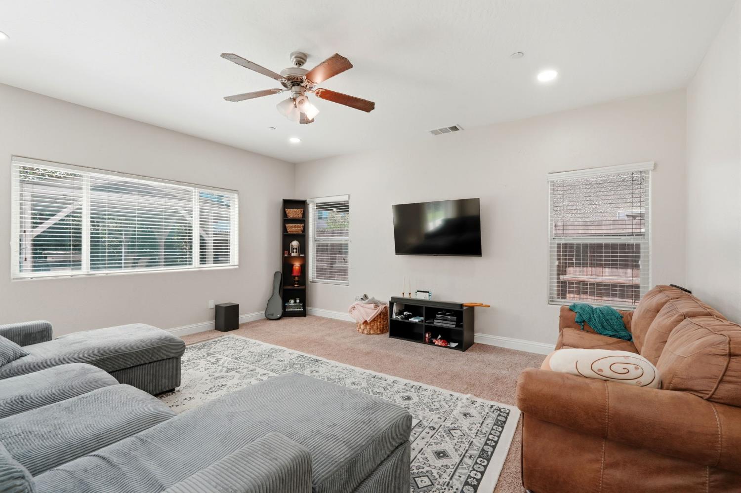 6184 E Pontiac Way, Fresno, CA 93727