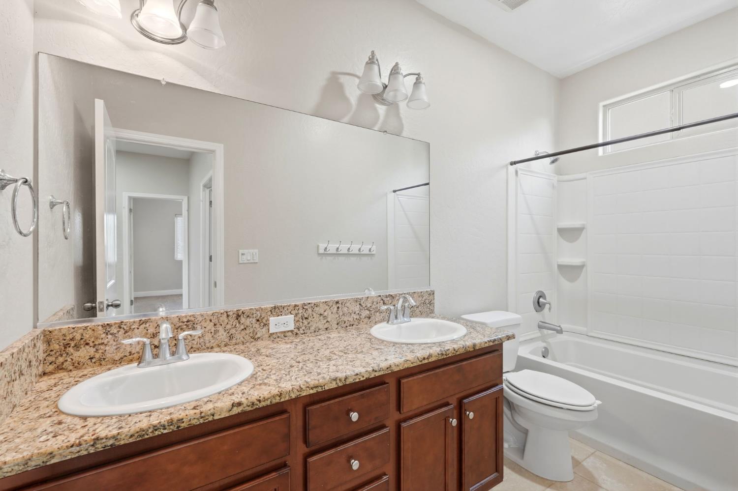 6184 E Pontiac Way, Fresno, CA 93727