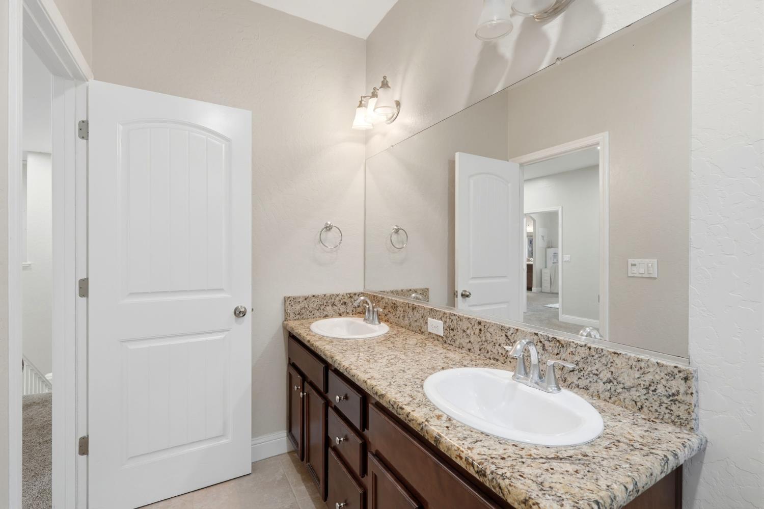 6184 E Pontiac Way, Fresno, CA 93727