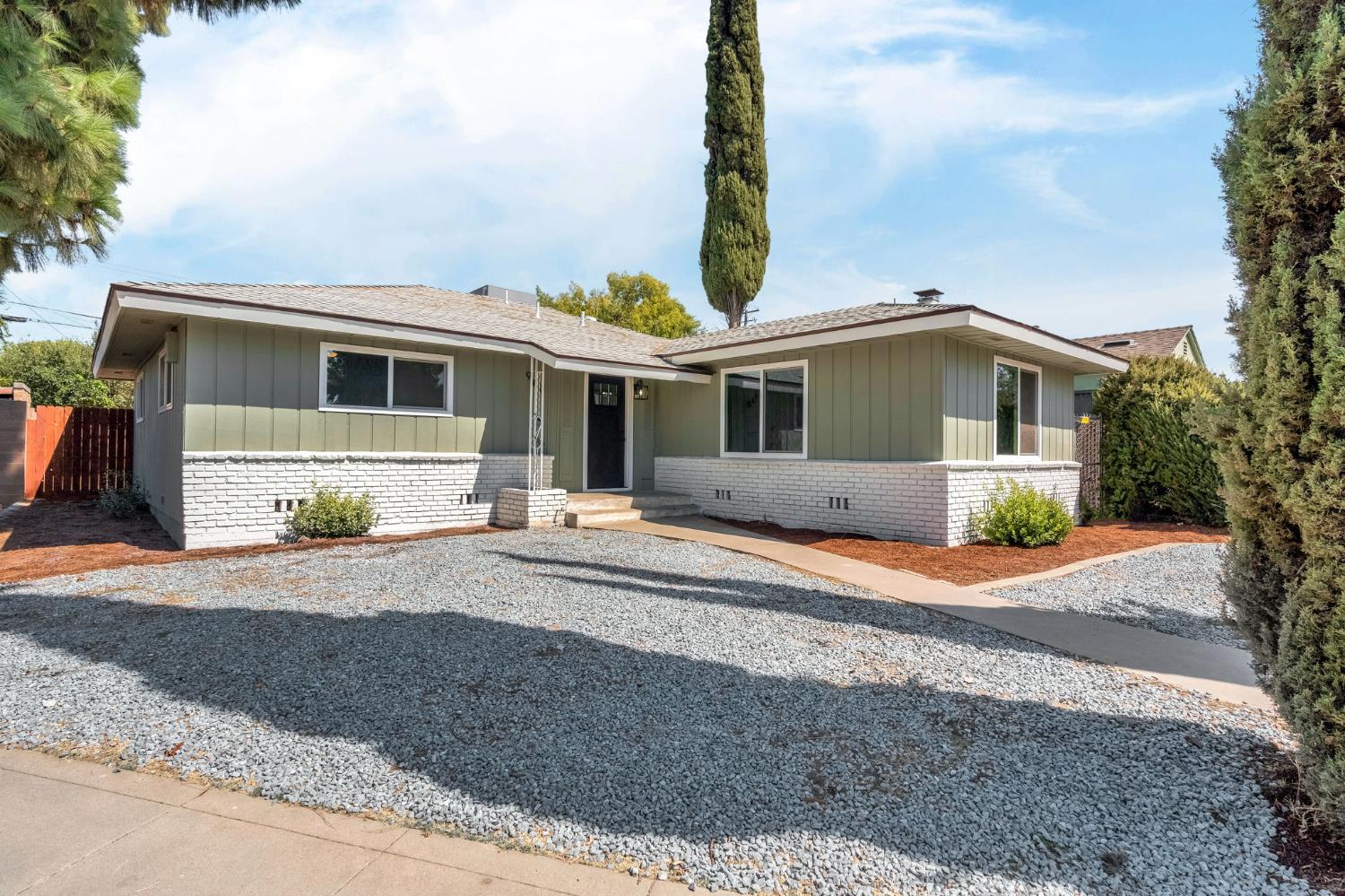 940 N Poplar Ave, Fresno, CA 93728
