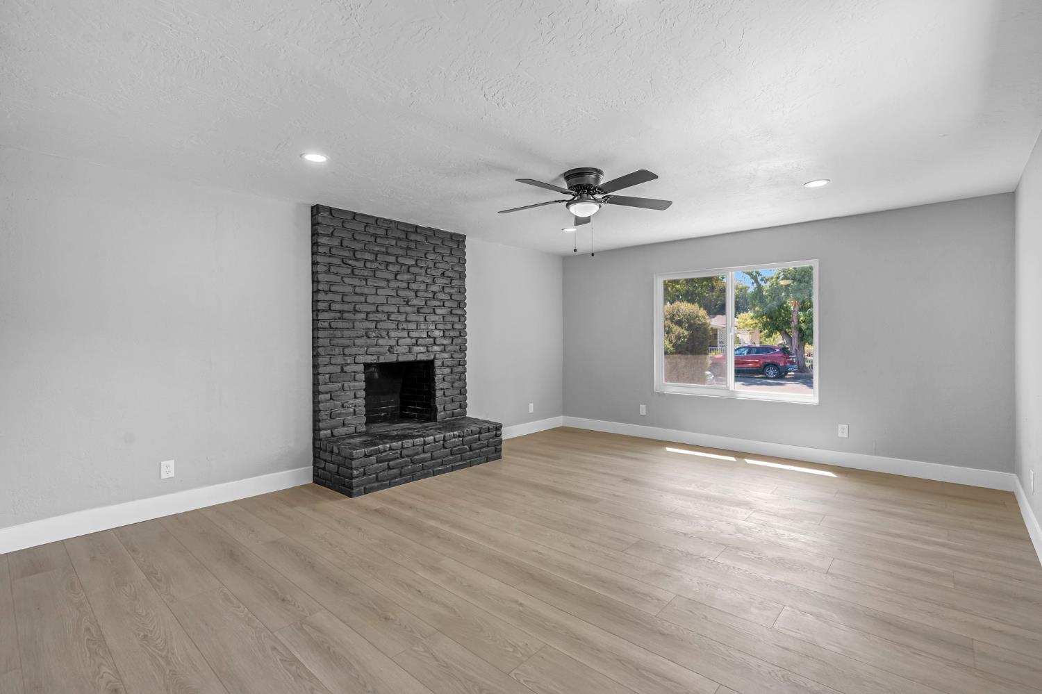 940 N Poplar Ave, Fresno, CA 93728