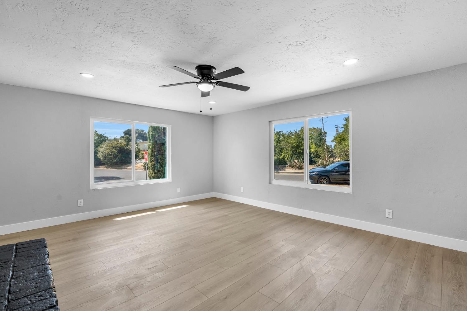 940 N Poplar Ave, Fresno, CA 93728
