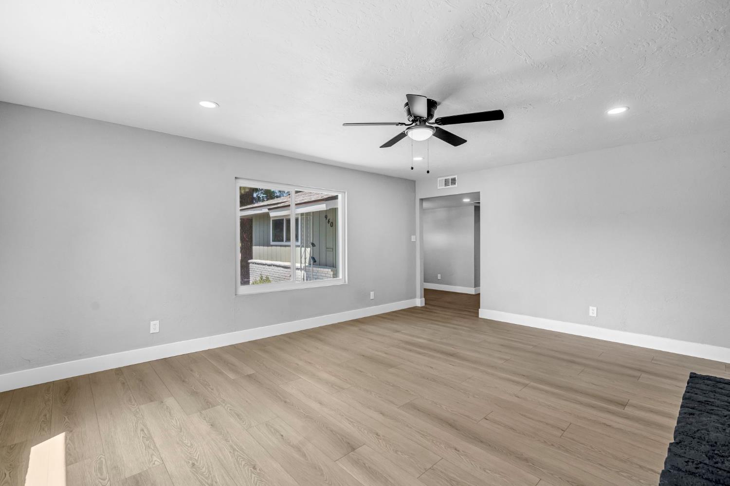 940 N Poplar Ave, Fresno, CA 93728