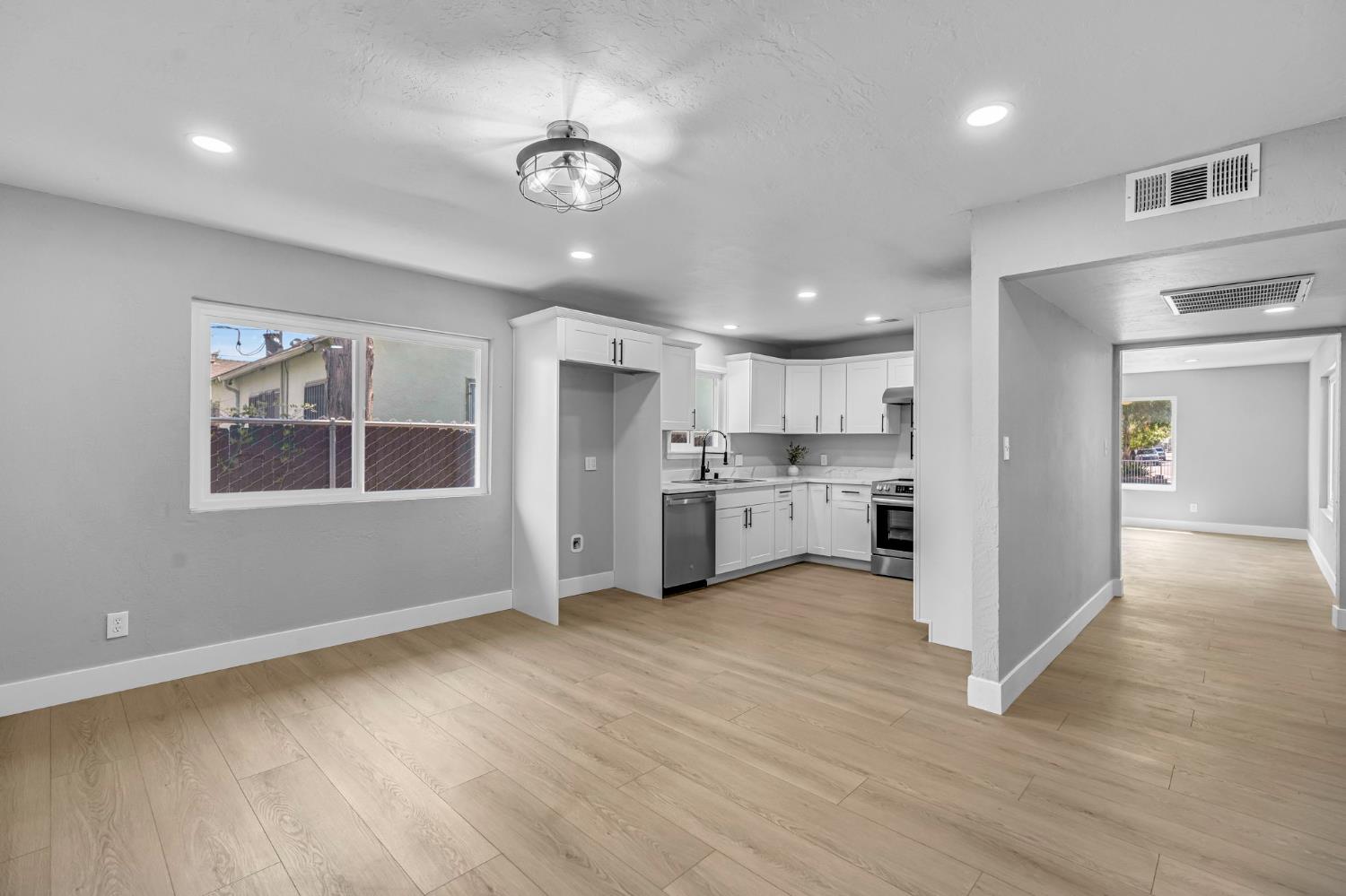 940 N Poplar Ave, Fresno, CA 93728