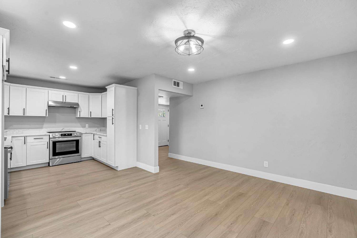 940 N Poplar Ave, Fresno, CA 93728