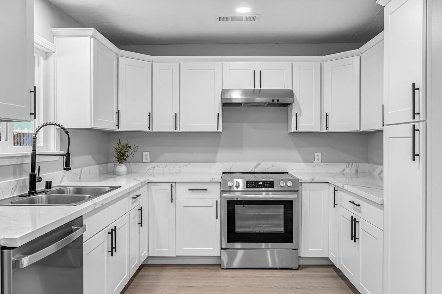 940 N Poplar Ave, Fresno, CA 93728