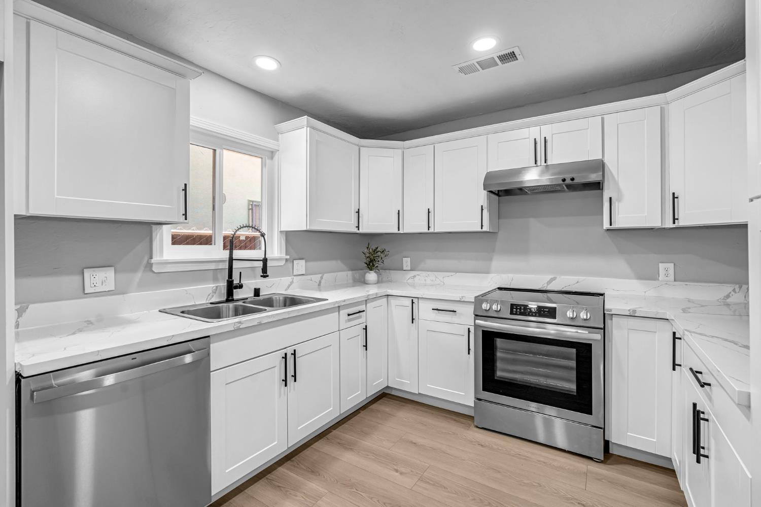 940 N Poplar Ave, Fresno, CA 93728