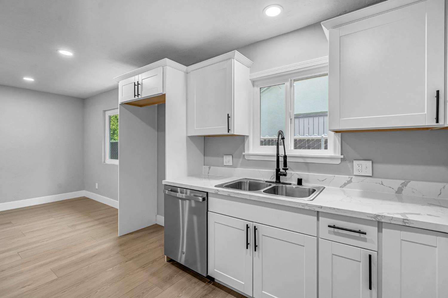 940 N Poplar Ave, Fresno, CA 93728