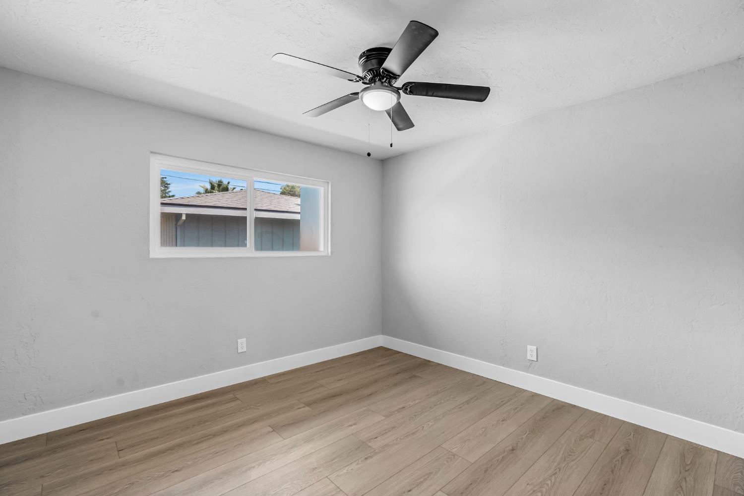 940 N Poplar Ave, Fresno, CA 93728