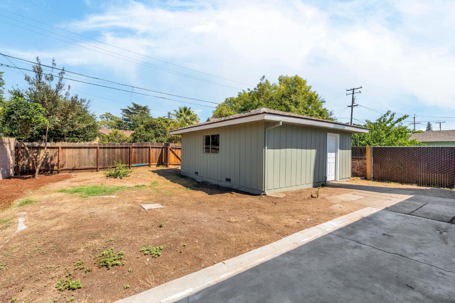 940 N Poplar Ave, Fresno, CA 93728