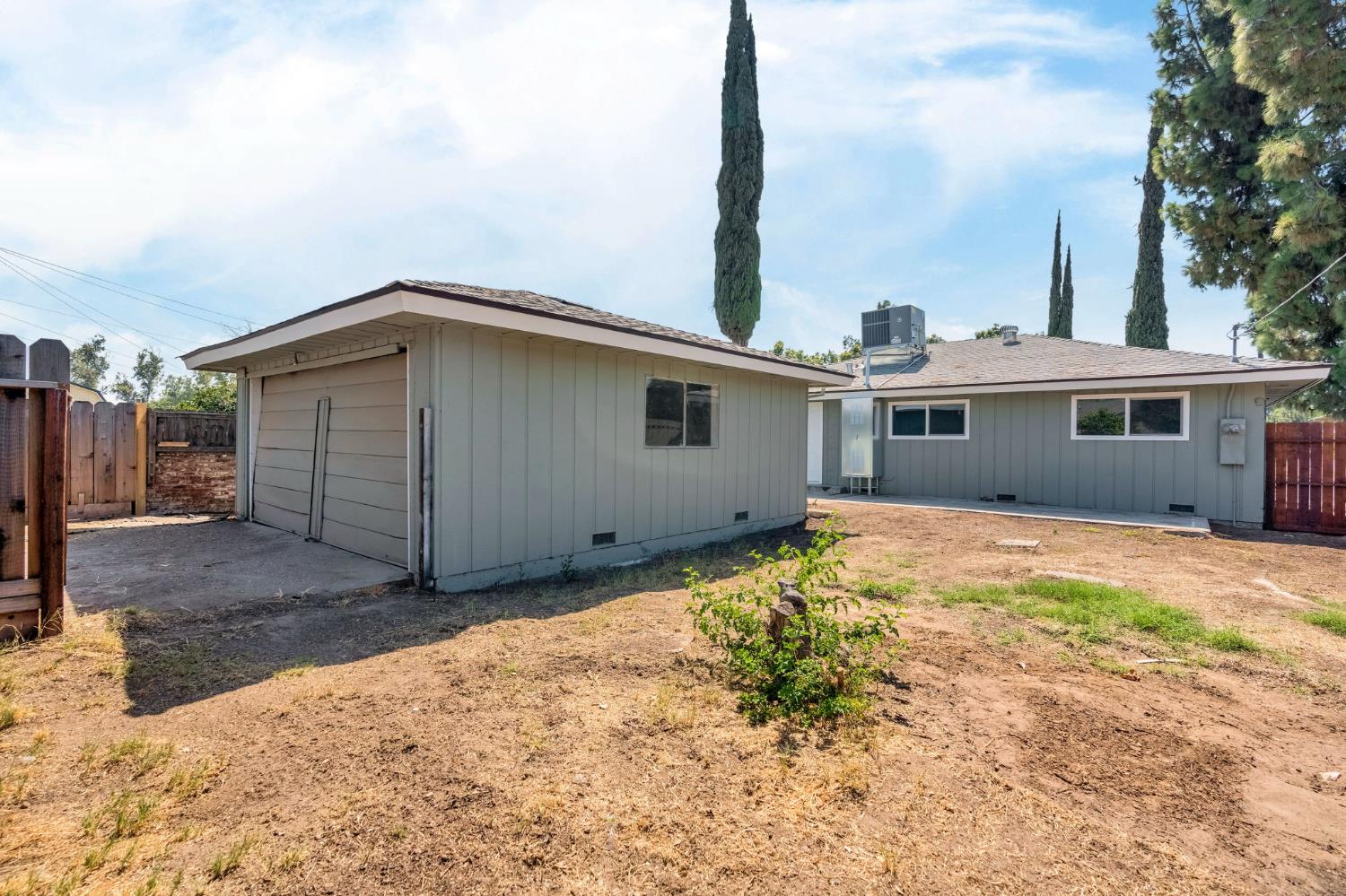 940 N Poplar Ave, Fresno, CA 93728