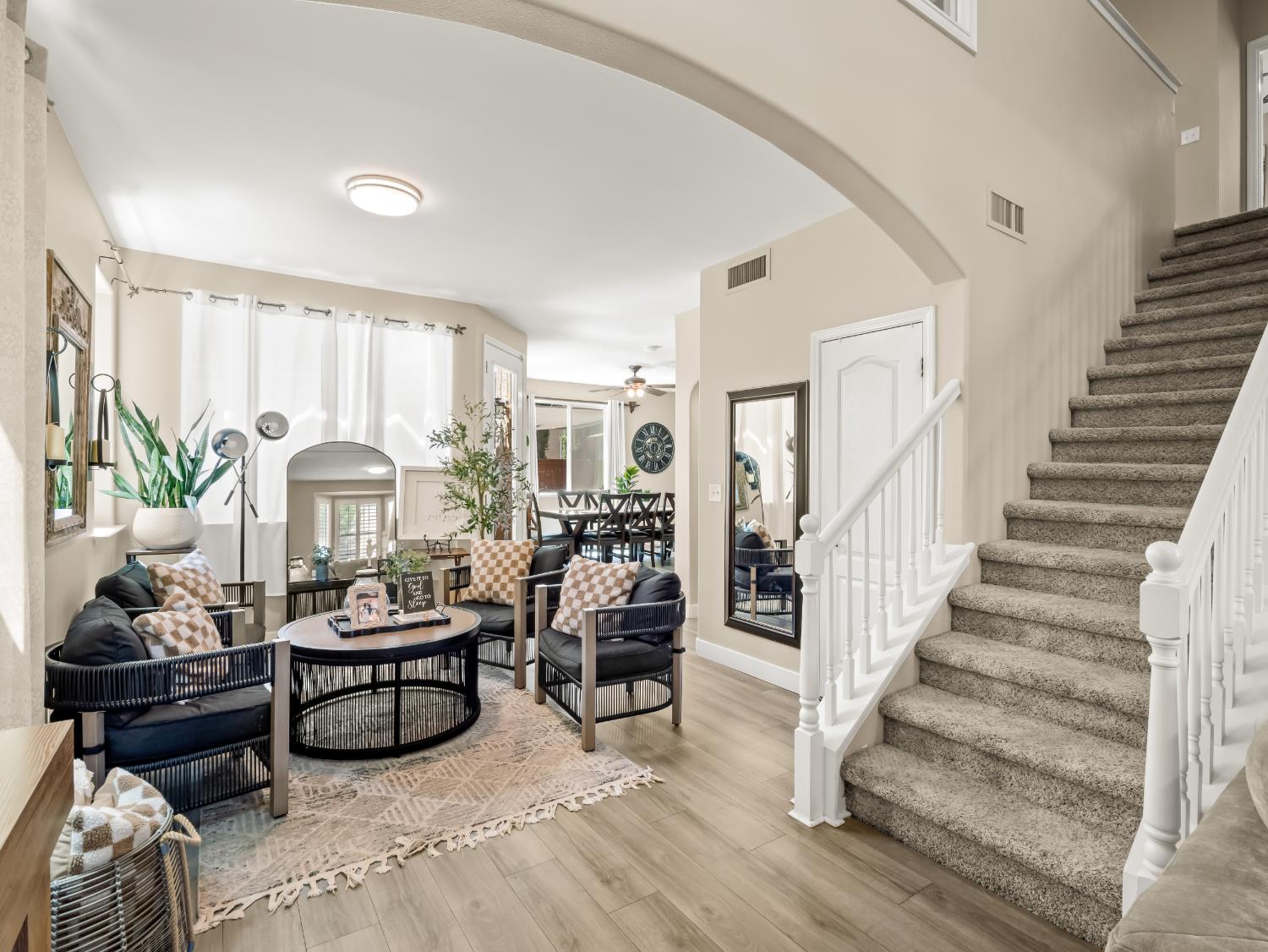 732 W Tivoli Ln, Clovis, CA 93619